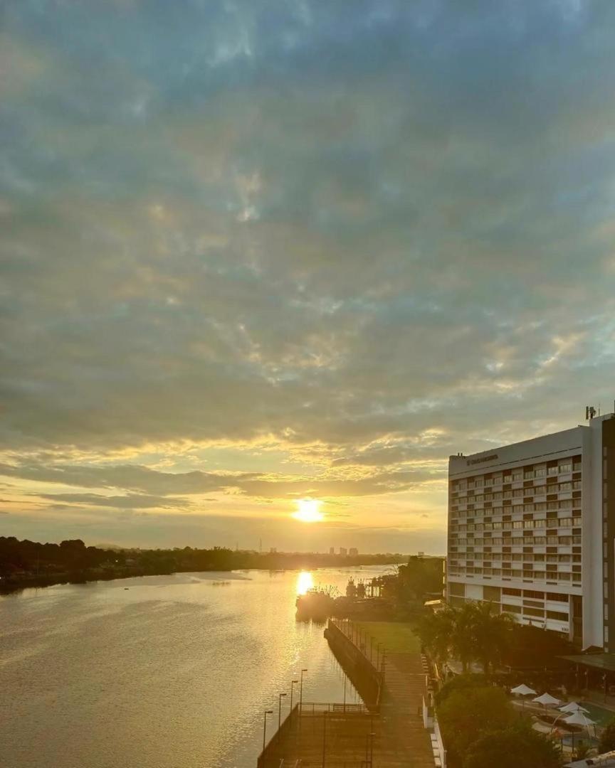 Riverbank Suites Waterfront Kuching Dış mekan fotoğraf